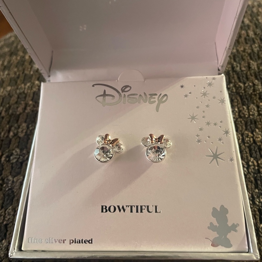 Adorable Minnie Mouse earrings